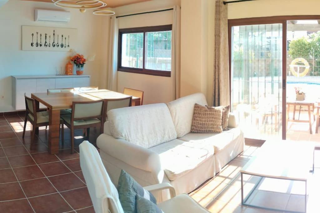 Suite En Sierramagna, Piscina Abierta El Ronquillo Exterior foto